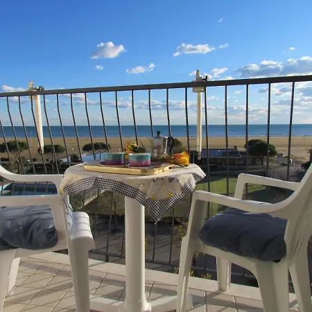 Beachfront Flat With View Lägenhet *