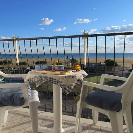 Beachfront Flat With View *